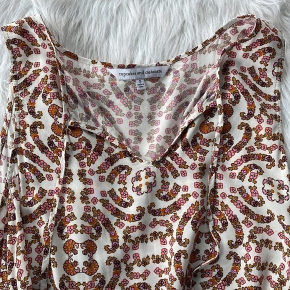 Cupcakes And Cashmere Blouse Tank Top Peplum Hem Floral Preppy Spring Size Small - Picture 4 of 7